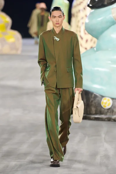 Look 28